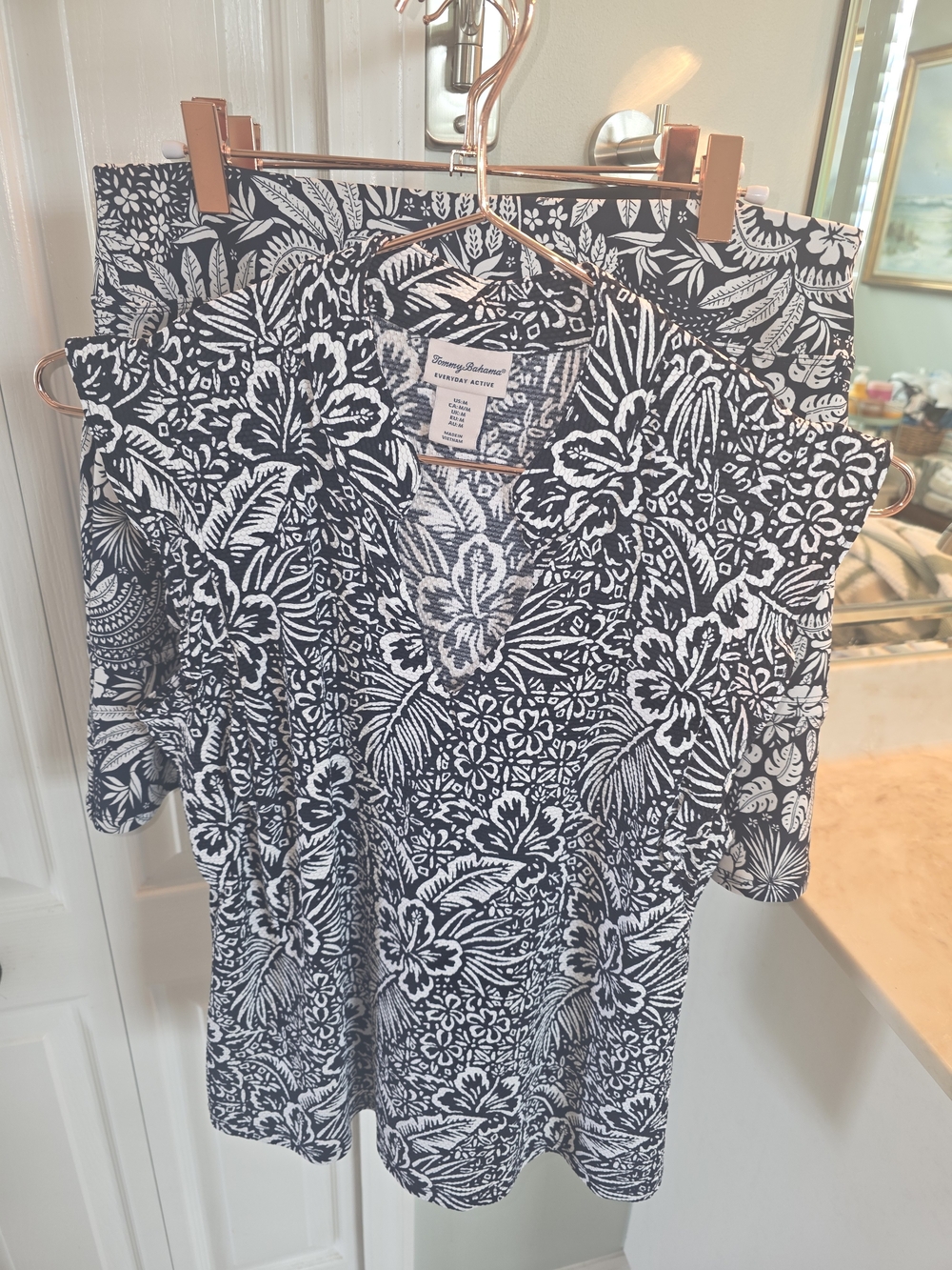 Tommy Bahama Blue & White Tropical V-Neck Blouse With 2 Matching Skorts